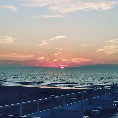 Studio De Strandloper Met 1 Zetelbed En 1 Bedkast Apartment Middelkerke Bagian luar foto
